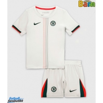 Chelsea Bortedraktsett Barn 2025-26 Kortermet (+ Korte bukser)